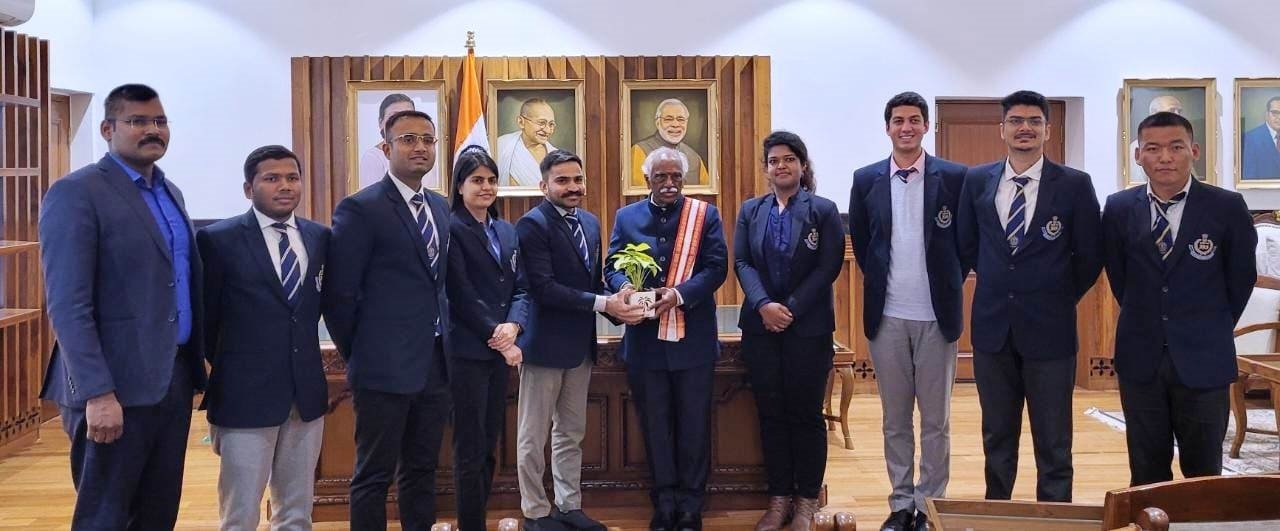 भारतीय राजस्व सेवा के आठ नवनियुक्त प्रशिक्षु अधिकारियों ने बुधवार को राजभवन में हरियाणा के राज्यपाल श्री बंडारू दत्तात्रेय से शिष्टाचार भेंट की