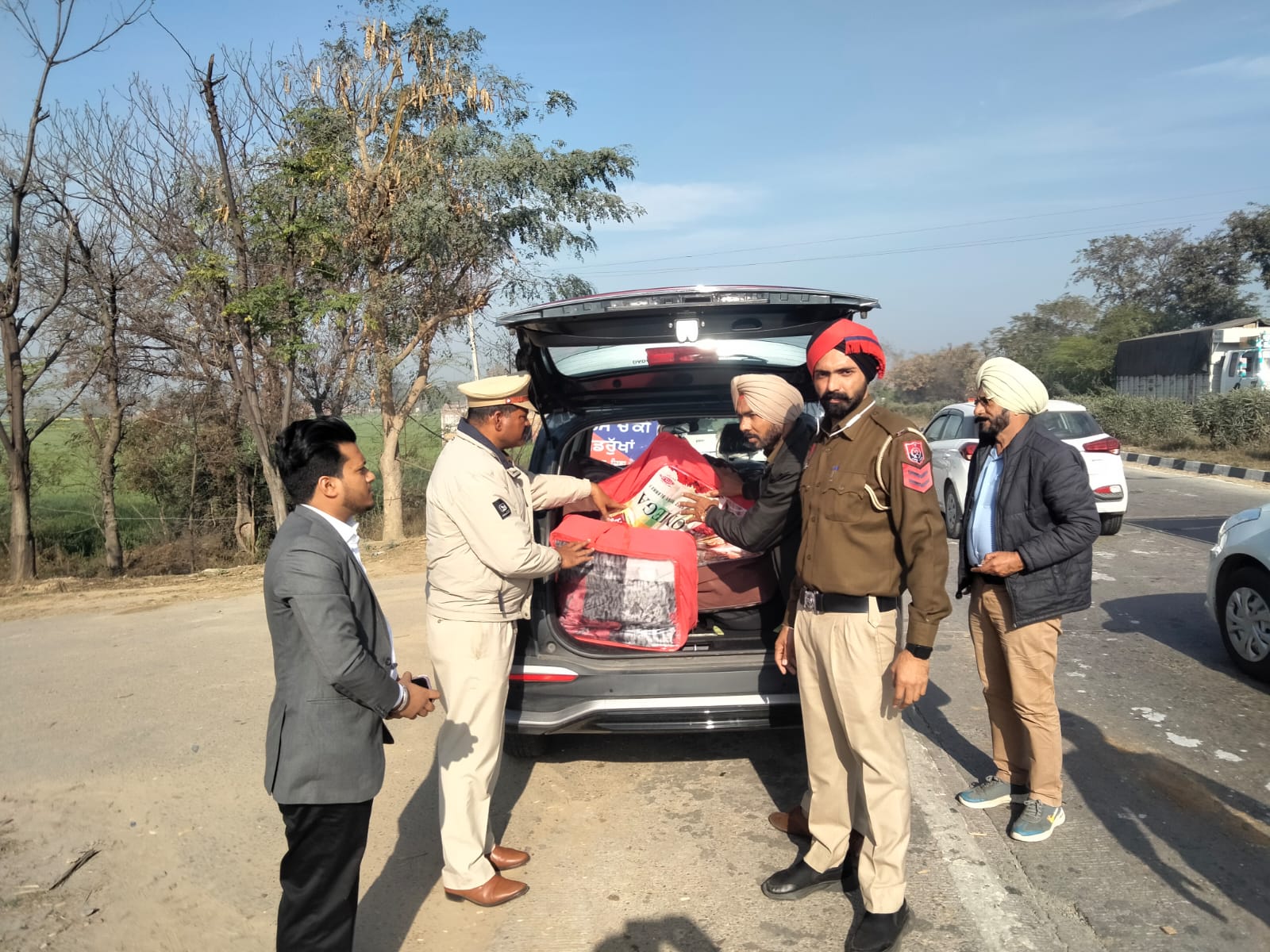 संगरूर जोगिंदर.24 फरवरी संगरूर के एसएसपी सुरिंदर सिंह लांबाजी के नेतृत्व में आज बदरूखां चौकी के एसएचओ जोगिंदर सिंह ने अपनी पुलिस पार्टी के साथ लोगों के वाहनों की चेकिंग की.