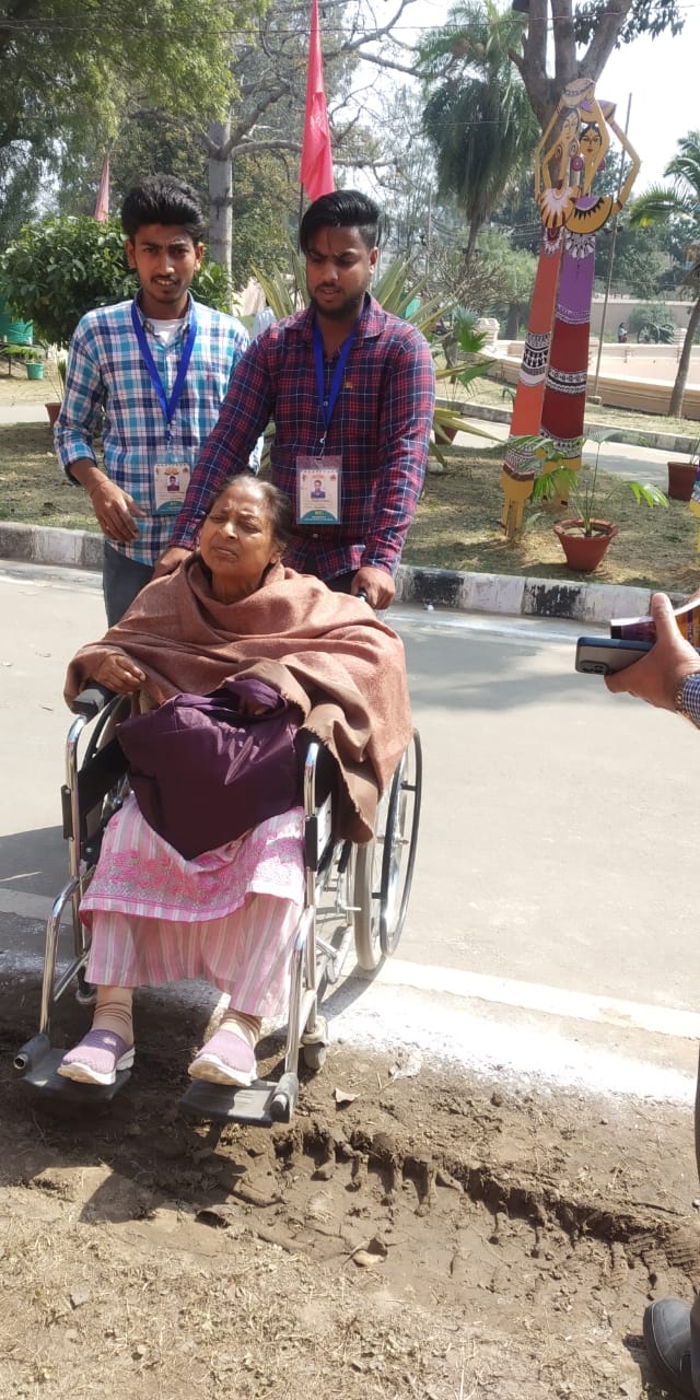 रंगला पंजाब करफत मेले में, स्वयंसेवक उन व्यक्तियों को व्हीलचेयर पर सेवाएं प्रदान कर रहे हैं जो चलने में असमर्थ हैं।