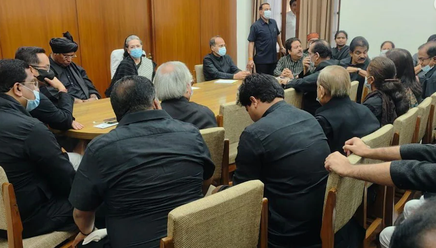 संसद में राहुल गांधी की लड़ाई