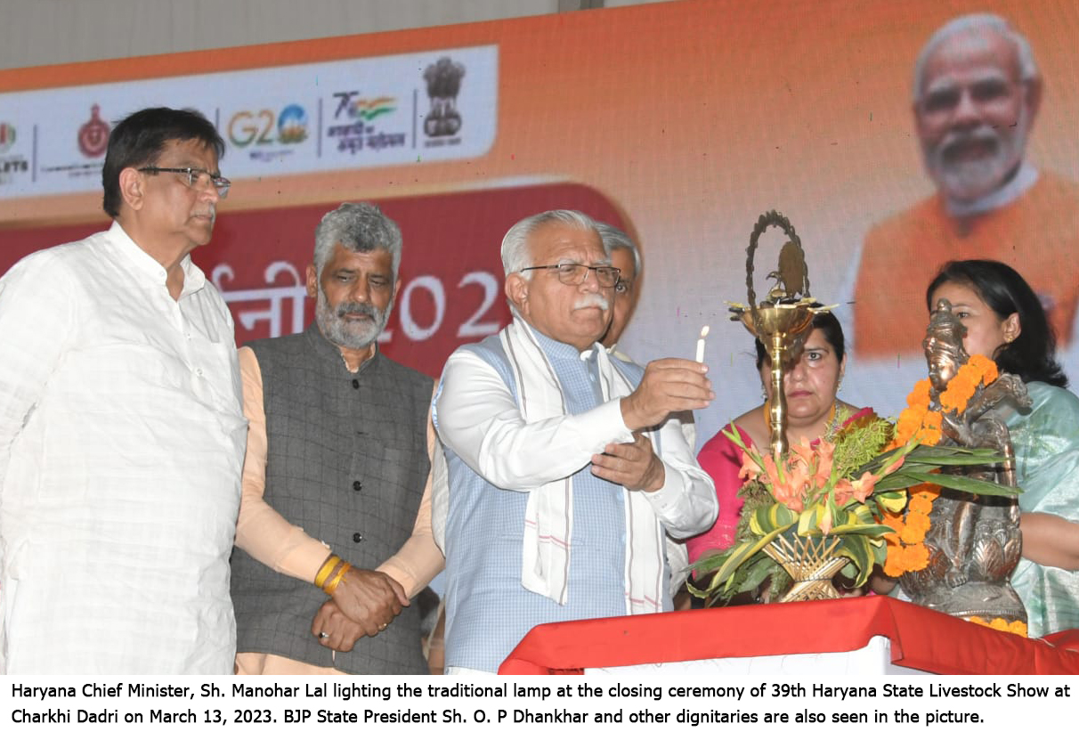 हरियाणा के मुख्यमंत्री श्री मनोहर लाल चरखी दादरी में आयोजित 39वीं हरियाणा राज्य पशुधन प्रदर्शनी के समापन समारोह में दीप प्रज्ज्वलित करते हुए