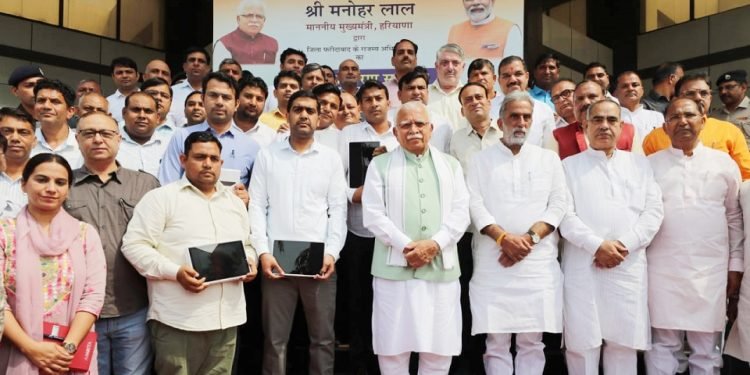फरीदाबाद में CM मनोहर लाल ने दी टैबलेट