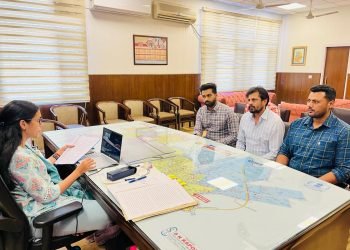 बरसात में बाढ़ से बचाव के लिए उपायुक्त ने की समीक्षा बैठक