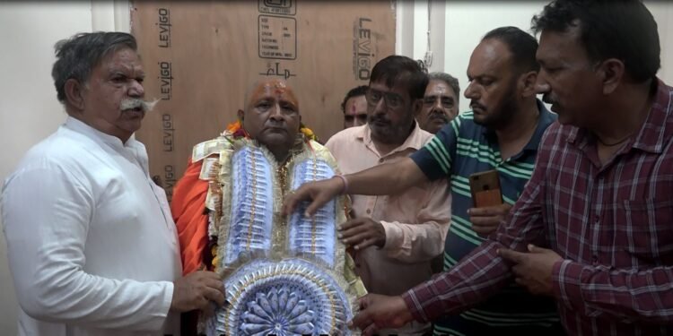 जगद्गुरु पंचानंद गिरि महाराज के देहांत के बाद उनके सगे बड़े भाई शशि भारद्वाज शंकरानंद गिरि ने बीर जी शमशान घाट पर शेर ए हिंद पवन कुमार शर्मा की समाधि पर टेका मत्था, लिया आर्शीवाद