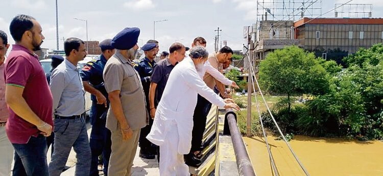 अम्बाला में अधिकारियों को दिए जल्द पानी निकलवाने के निर्देश