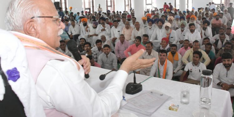 मुख्यमंत्री ने करनाल के डबरी गांव में किया जन संवाद, मौके पर किया समास्याओं का समाधान