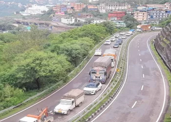 हिमाचल में 1239 सड़कें बंद, 1400 बस रूट निलंबित, परवाणू से दूध-ब्रेड की गाड़ियां वापस भेजीं