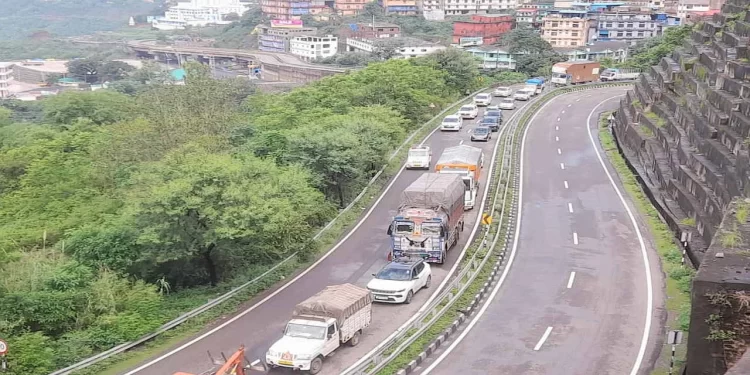 हिमाचल में 1239 सड़कें बंद, 1400 बस रूट निलंबित, परवाणू से दूध-ब्रेड की गाड़ियां वापस भेजीं