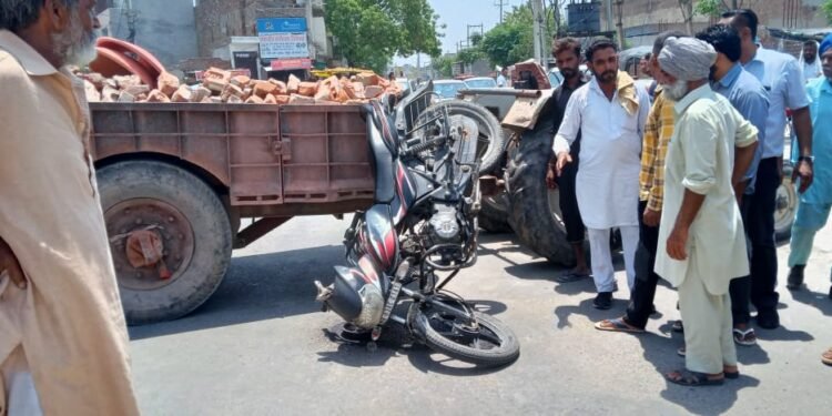 मोटरसाइकिल सवार गाय से टकराया गंभीर घायल