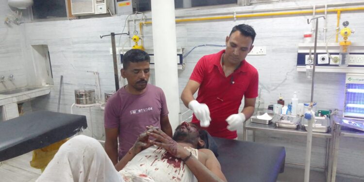 मोटरसाइकिल सवार गहरे गड्ढे में गिरा गंभीर घायल