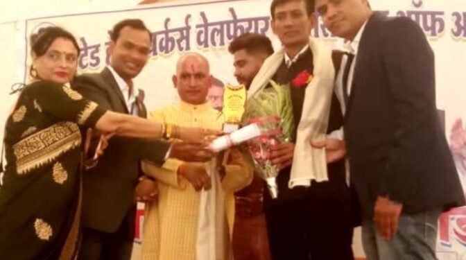 राष्ट्रीय गोल्डन अवॉर्ड से सामाजिक कार्यकर्ता भगवानदीन साहू सम्मानित