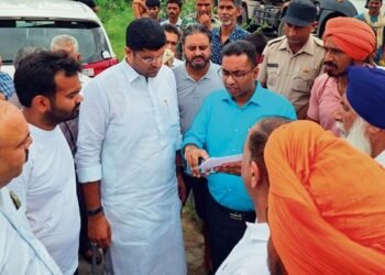 फंसे लोगों को हेलीकॉप्टर से लिफ्ट करें