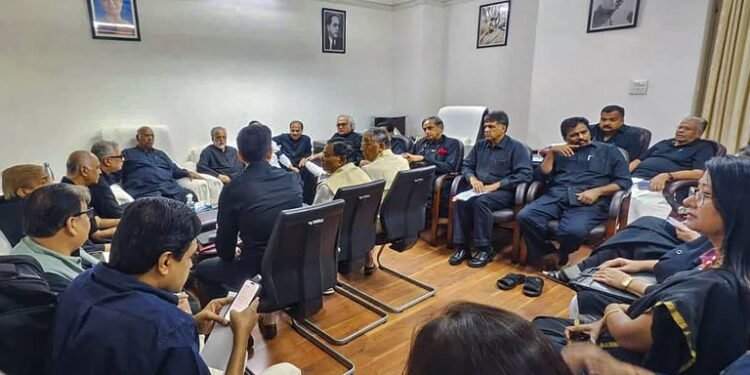 काले कपड़ों में संसद पहुंचे विपक्षी सांसद