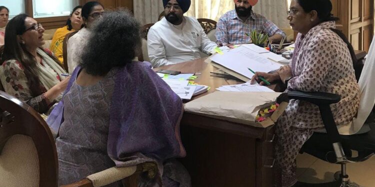 सामाजिक सुरक्षा, महिला एवं बाल विकास मंत्री डा.बलजीत कौर राज्य की ई.सी.सी.ई. नीति में आवश्यक बदलाव करने के लिए शिक्षा विभाग के साथ की महत्वपूर्ण बैठक