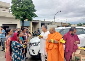 बाढ़ पीड़ितों बांट रहे हैं लंगर