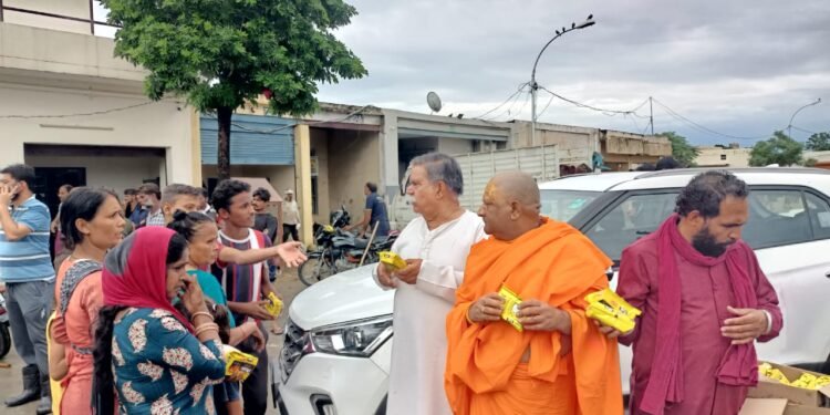 बाढ़ पीड़ितों बांट रहे हैं लंगर