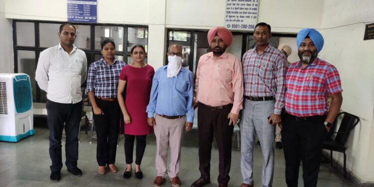 विजीलैंस ने नक्शे की असली फ़ीस 80 रुपए की बजाय 1500 रुपए लेने के दोष अधीन पटवारी को किया काबू