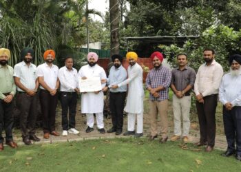 हैड्मास्टर्ज एसोसिएशन द्वारा बाढ़ पीडितों की मदद के लिए पाँच लाख की राशि मुख्यमंत्री राहत फंड के लिए भेंट