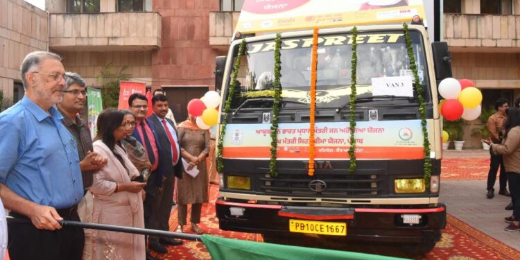 पंजाब के स्वास्थ्य मंत्री ने लोगों को आयुष्मान भारत मुख मंत्री सेहत बीमा योजना के बारे में जागरूक करने के लिए 7 आईईसी वैन को हरी झंडी दिखाकर रवाना किया