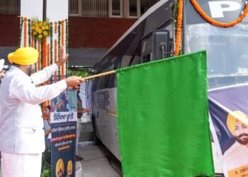 शिक्षा क्षेत्र में एक अन्य क्रांतिकारी कदम, मुख्यमंत्री ने आई.आई.एम, अहमदाबाद से विशेष प्रशिक्षण लेने के लिए हैड्मास्टरों के बैच को हरी झंडी दिखा कर किया रवाना