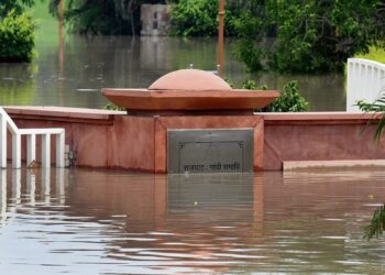 सुप्रीम कोर्ट की चौखट पर यमुना