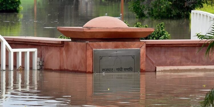 सुप्रीम कोर्ट की चौखट पर यमुना