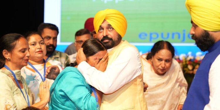 नये युग की शुरुआतः मुख्यमंत्री ने 12,710 अध्यापकों के साथ जुड़ा ‘कच्चा’ शब्द हटाया