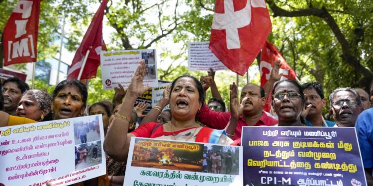 मणिपुर में महिलाओं को निर्वस्त्र कर परेड कराने से पहले लोगों की हत्या की गयी