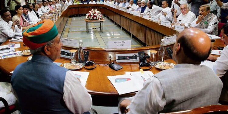 नियमों के तहत हर मुद्दे पर चर्चा को तैयार सरकार