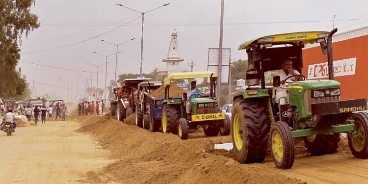 मानसा-सिरसा हाईवे पर लोगों ने खुद लगाया बांध