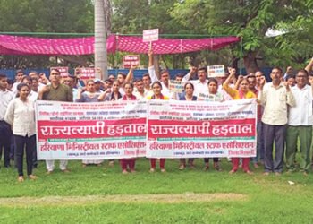 जारी रहेगा क्लर्कों का आंदोलन, आज से बैठेंगे भूख-हड़ताल पर