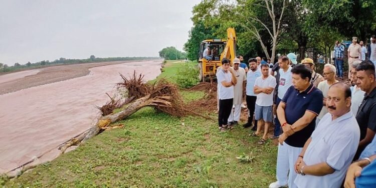 क्षतिग्रस्त हर्बल पार्क में पहुंचे विधानसभा अध्यक्ष