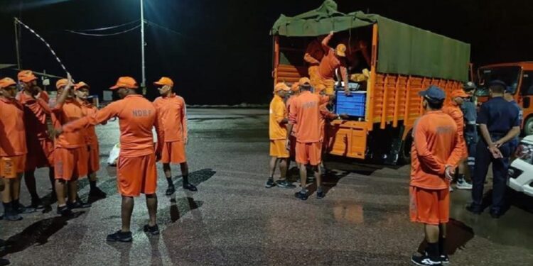 हिमाचल में 10 लोगों को रात भर अभियान चलाकर बचाया