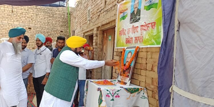 मुख्यमंत्री ने लेह में शहीद हुए दो बहादुर जवानों के वारिसों को वित्तीय सहायता के तौर पर 1 करोड़ रुपए के चैक सौंपे  