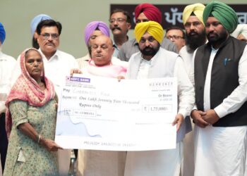 मुख्यमंत्री ने घरों के निर्माण के लिए 25000 लाभार्थियों को वित्तीय सहायता के तौर पर 101 करोड़ रुपए के चैक सौंपे