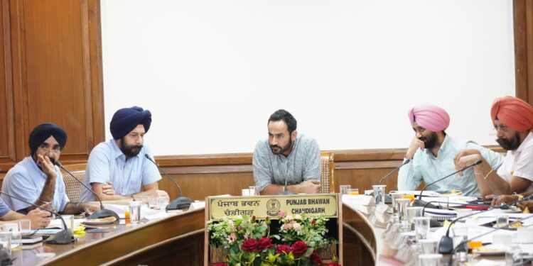 मीत हेयर ने वाणिज्यिक खनन स्थलों को शुरू करने के सभी कार्यों को 20 सितंबर तक पूरा करने का निर्देश दिया