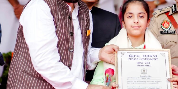 मुख्यमंत्री द्वारा 13 मशहूर शख्सियतों का स्टेट अवार्ड से सम्मान