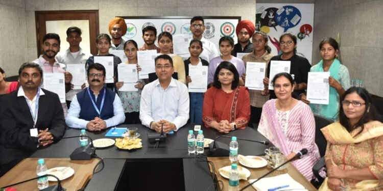 मैरीटोरियस स्कूलों के 15 विद्यार्थियों का एम. एन. सी. में चयन; अमन अरोड़ा ने विद्यार्थियों को लैपटॉप देकर किया सम्मान
