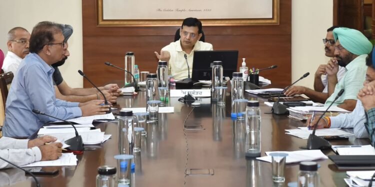 मुख्य सचिव द्वारा पंचायत और खनन विभाग को पंचायती ज़मीनों पर कानून के अनुसार खनन के लिए गाँवों की सूची तैयार करने के निर्देश  