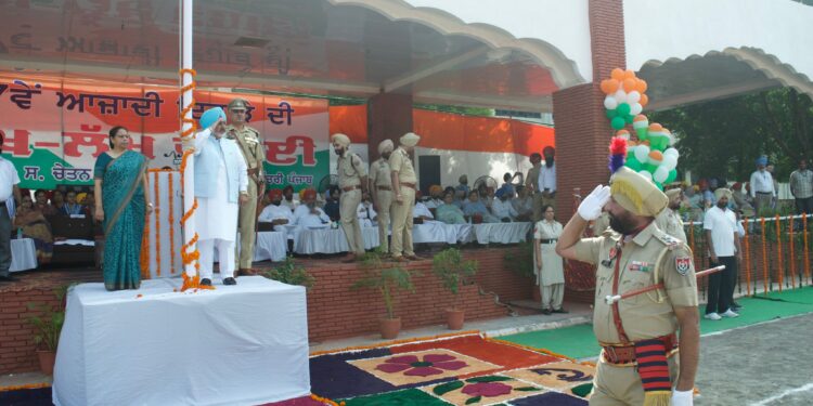 सूचना एवं लोक संपर्क मंत्री चेतन सिंह जौड़ामाजरा ने तरन तारन में लहराया तिरंगा