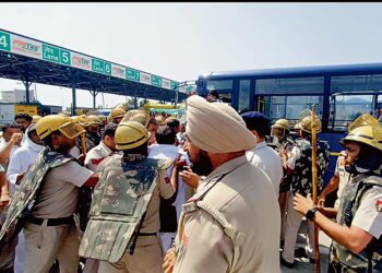 मुरथल में टोल फ्री करवाने पहुंचे ग्रामीणों पर लाठीचार्ज