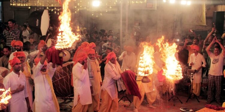 जोड़ियां भटिया श्री रामलीला में पहले दिन भगवान वाल्मीकि तीर्थ अमृतसर से दिव्या ज्योति लाकर किया गया शुभारंभ