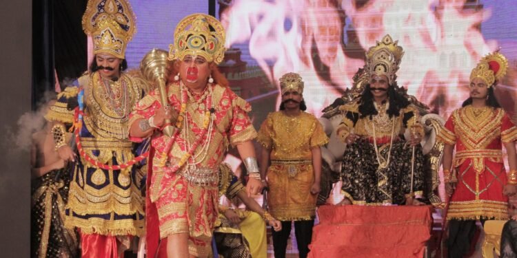 रावण ने लगवाई हनुमान जी की पूंछ में आग और हनुमान जी ने की  लंका दहन