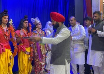 श्री रामलीला जोड़ियां भटिया में रावण का पुतला दहन करते हुए