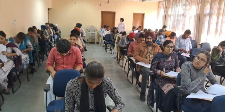 अम्बेदकर इंस्टीट्यूट ऑफ कॅरियर एंड कोर्सिस में कोचिंग के लिए हुई प्रवेश परीक्षा  