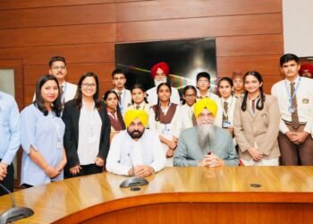 मुख्यमंत्री और स्पीकर ने पंजाब विधान सभा सैशन की कार्यवाही देखने आए ऑक्सब्रिज वर्ल्ड स्कूल कोटकपूरा के विद्यार्थियों के साथ की मुलाकात