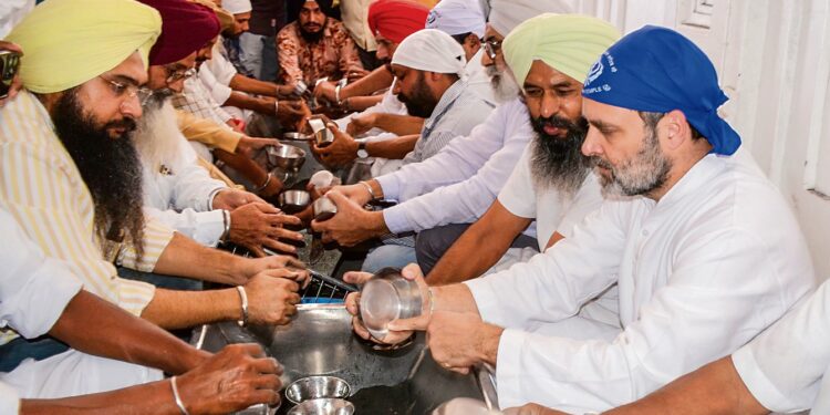 कांग्रेस नेता राहुल गांधी सोमवार को अमृतसर के स्वर्ण मंदिर में अरदास के लिए पहुंचे