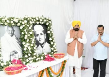 मुख्यमंत्री और दिल्ली के मुख्यमंत्री ने महात्मा गांधी और लाल बहादुर शास्त्री को उनके जन्म दिवस के अवसर पर श्रद्धा-सुमन भेंट किये
