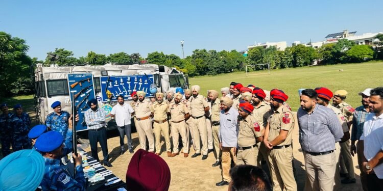 आर.ए.एक. ने कम घातक हथियार, मुनेशन की प्रदर्शनी लगाकर और दंगा नियंत्रण ड्रिल का प्रदर्शन कर जिला पुलिस के जवानों को दिया प्रशिक्षण