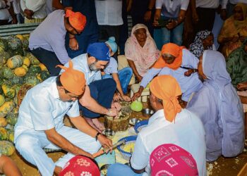 राहुल गांधी ने लगातार दूसरे दिन की स्वर्ण मंदिर में सेवा